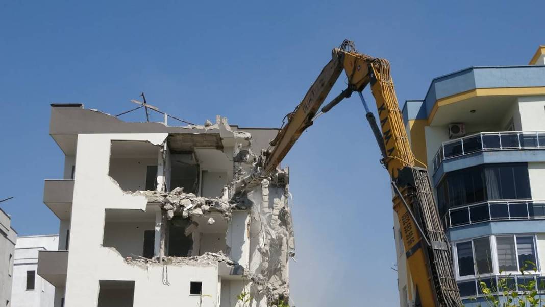 Sıfır bina yan yattı: İnşaatı yaparken zemini kontrol eden olmadı mı! Korkutan manzara 14